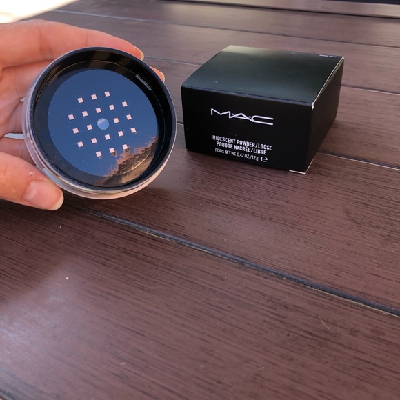 MAC Iridescent Powder in Silver Dusk Shade - Picture 4 of 5